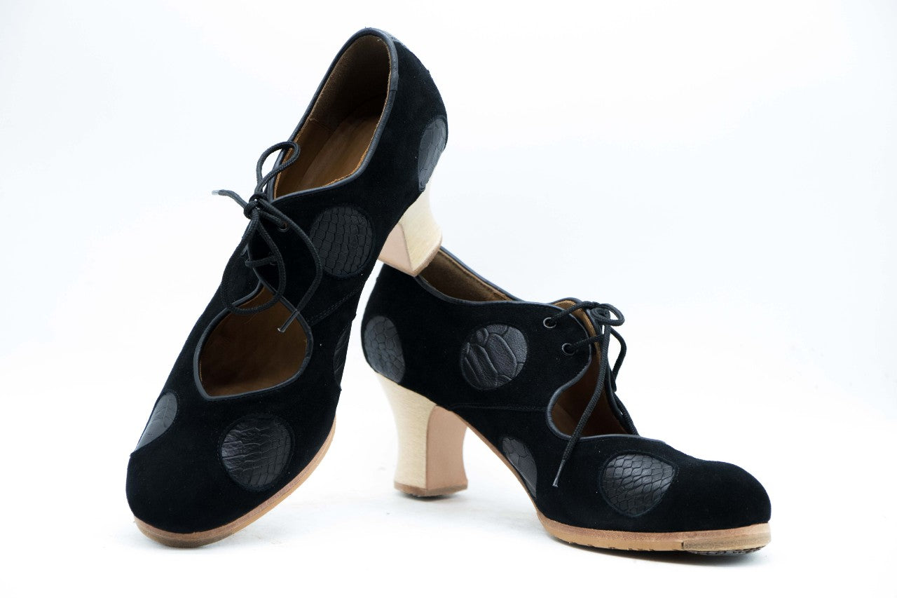 Zapatos de Flamenco profesional para mujer. Modelo Barcelona. nº38,5. Únicos, hechos a mano por Antonio García.  Con Cordones y lunares. Fabricado en ante negro con lunares en coco negro. Tacón Semicarrete barnizado de 6,5 cm. Con clavos. Suela profesional cosida con filis de microfibra para amortiguar el golpe. Duración y sonido excepcional. Uno de los últimos zapatos fabricados por el artesano