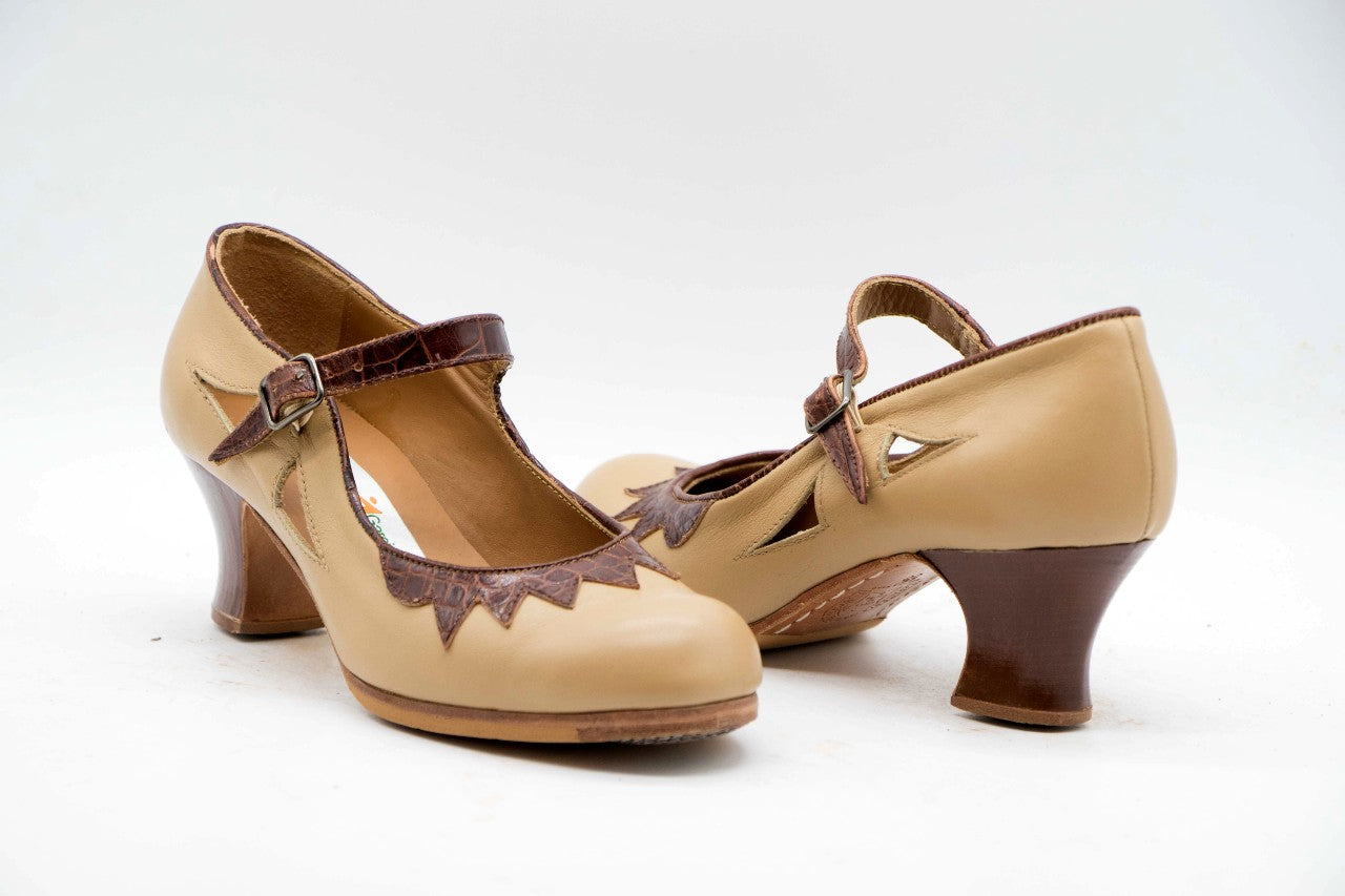 Zapatos de Flamenco profesional para mujer. Modelo Blanca. nº35,5. Únicos, hechos a mano por Antonio García.  Fabricado en Piel Beige con detalle de Collarín y Correa en Coco Marrón Oscuro. Con Tacón carrete teñido en palo santo Barnizado de 5,5 cm. Con clavos. Suela profesional cosida con filis de microfibra para amortiguar el golpe. Duración y sonido excepcional. Uno de los últimos zapatos fabricados por el artesano.