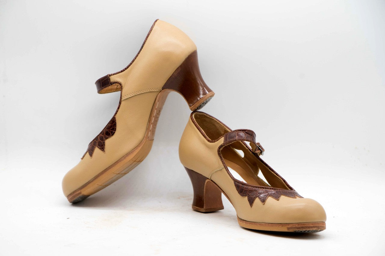 Zapatos de Flamenco profesional para mujer. Modelo Blanca. nº35,5. Únicos, hechos a mano por Antonio García.  Fabricado en Piel Beige con detalle de Collarín y Correa en Coco Marrón Oscuro. Con Tacón carrete teñido en palo santo Barnizado de 5,5 cm. Con clavos. Suela profesional cosida con filis de microfibra para amortiguar el golpe. Duración y sonido excepcional. Uno de los últimos zapatos fabricados por el artesano.