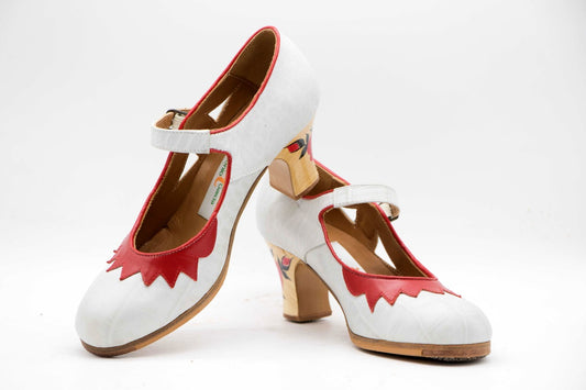 Zapatos de Flamenco profesional para mujer. Modelo Blanca. nº37. Únicos, hechos a mano por Antonio García.  Fabricado en coco blanco con detalle de Collarín y Correa en piel rojo. Tacón  Semicarrete con flor pintada a mano Barnizado de 6,5 cm. Con clavos. Suela profesional cosida con filis de microfibra para amortiguar el golpe. Duración y sonido excepcional. Uno de los últimos zapatos fabricados por el artesano