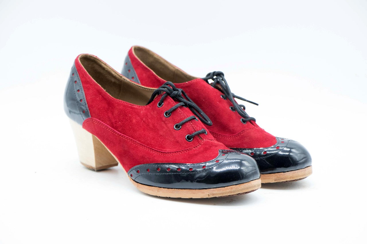 Zapatos de Flamenco profesional para mujer.  Únicos, hechos a mano por Antonio García.  Abotinado Con cordones. Fabricado en Ante negro con ribete en piel beige. Con Tacón Cubano Barnizado de 5,5 cm. Con clavos. Suela profesional cosida con filis de microfibra para amortiguar el golpe. Duración y sonido excepcional. Uno de los últimos zapatos fabricados por el artesano