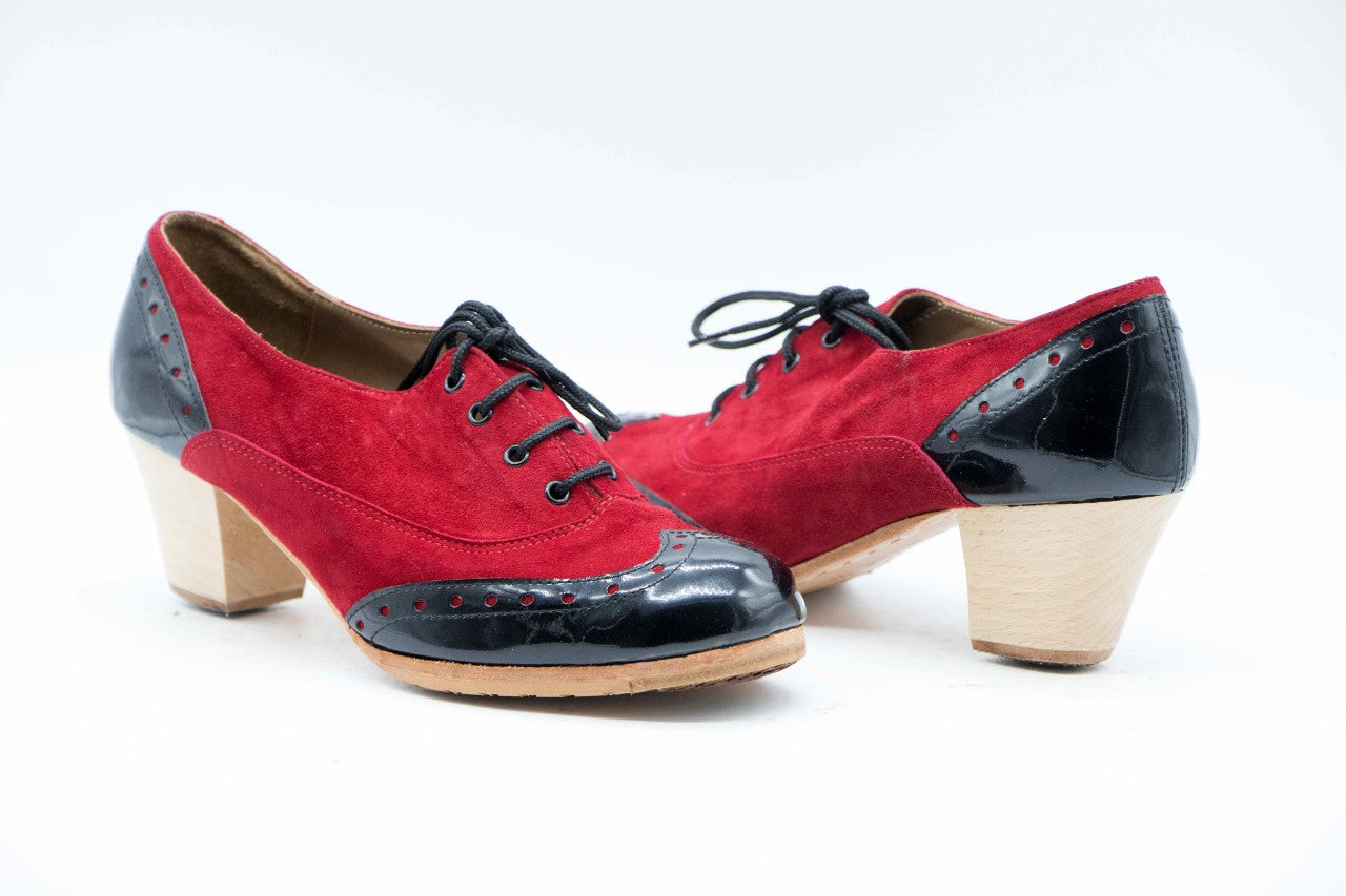 Zapatos de Flamenco profesional para mujer.  Únicos, hechos a mano por Antonio García.  Abotinado Con cordones. Fabricado en Ante negro con ribete en piel beige. Con Tacón Cubano Barnizado de 5,5 cm. Con clavos. Suela profesional cosida con filis de microfibra para amortiguar el golpe. Duración y sonido excepcional. Uno de los últimos zapatos fabricados por el artesano