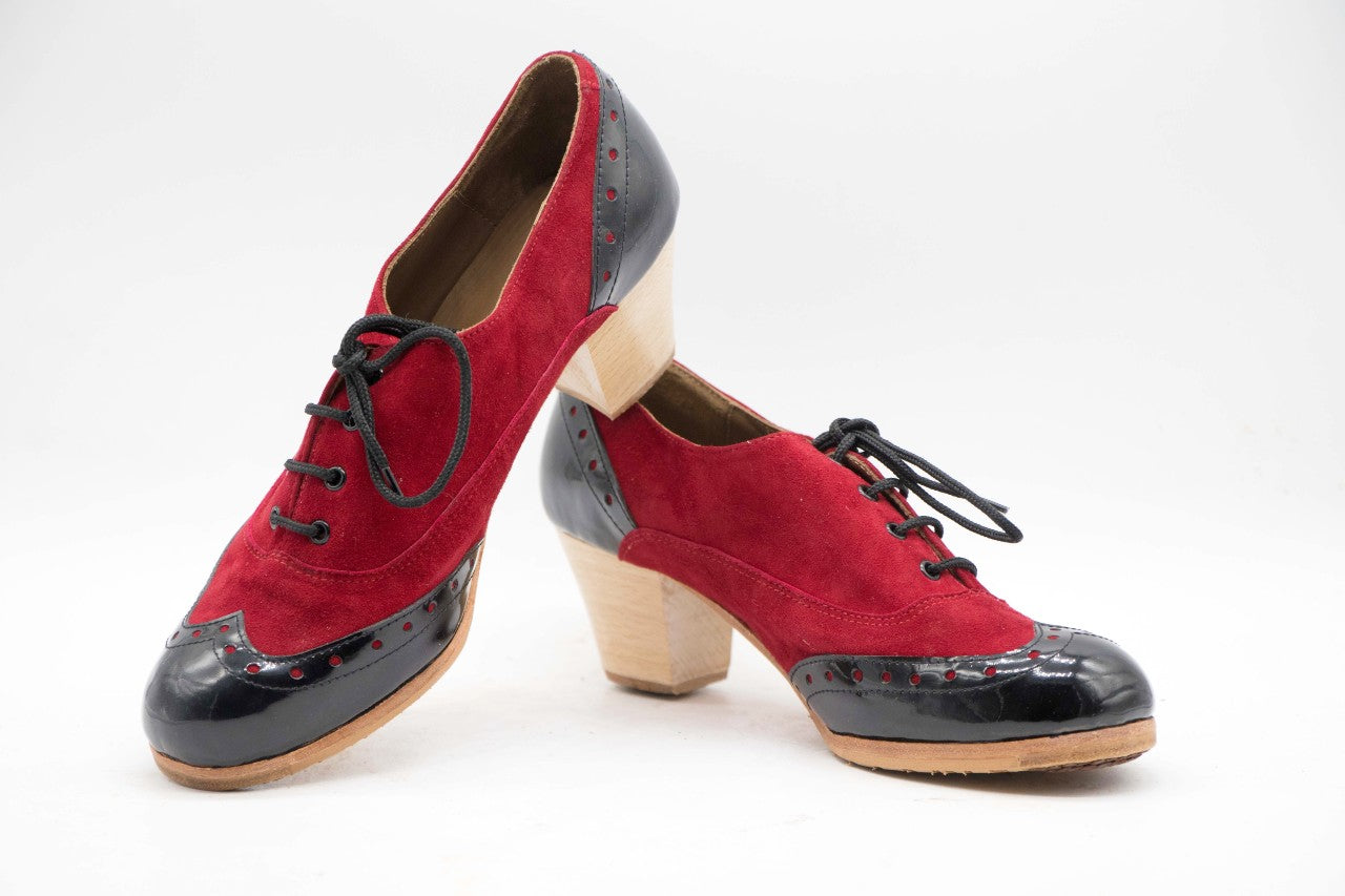 Zapatos de Flamenco profesional para mujer.  Únicos, hechos a mano por Antonio García.  Abotinado Con cordones. Fabricado en Ante negro con ribete en piel beige. Con Tacón Cubano Barnizado de 5,5 cm. Con clavos. Suela profesional cosida con filis de microfibra para amortiguar el golpe. Duración y sonido excepcional. Uno de los últimos zapatos fabricados por el artesano