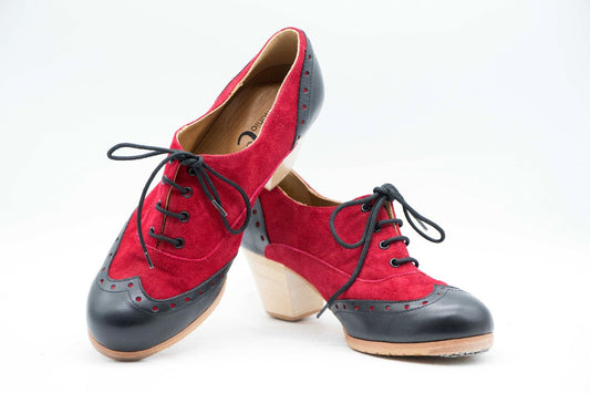 apatos de Flamenco profesional para mujer. Modelo Córdoba nº35. Únicos, hechos a mano por Antonio García.  Abotinado Con cordones. Fabricado en Ante rojo con puntera y trasera en piel negro. Con Tacón Cubano Barnizado de 5,5 cm. Con clavos. Suela profesional cosida con filis de microfibra para amortiguar el golpe. Duración y sonido excepcional. Uno de los últimos zapatos fabricados por el artesano