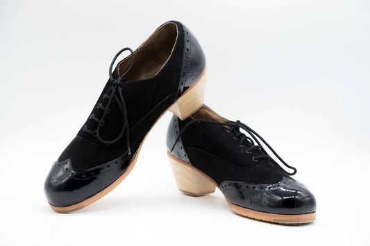 Zapatos de Flamenco profesional para Hombre.  Modelo Cordobés. nº37. Únicos, hechos a mano por Antonio García. Zapato con cordones. Fabricado en Ante Negro con detalles en charol negro. Tacón boto barnizado de 5 cm. Con clavos. Suela profesional cosida con filis de microfibra para amortiguar el golpe. Duración y sonido excepcional. Uno de los últimos zapatos fabricados por el artesano.