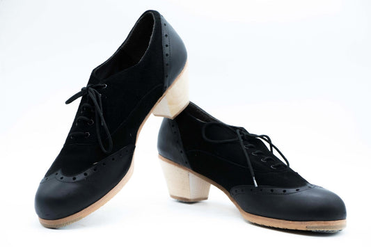 Zapatos de Flamenco profesional para Hombre.  Modelo Cordobés. nº40. Únicos, hechos a mano por Antonio García. Zapato con cordones. Fabricado en piel y ante negro. Tacón boto barnizado de 5 cm. Con clavos. Suela profesional cosida con filis de microfibra para amortiguar el golpe. Duración y sonido excepcional. Uno de los últimos zapatos fabricados por el artesano.