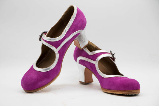 Zapatos de Flamenco profesional para mujer. Modelo Caña. nº37. Únicos, hechos a mano por Antonio García.  Con correa Ancha. Fabricado en ante lila con detalles en plata. Tacón Semicarrete forrado en plata de 6,5 cm. Con clavos. Suela profesional cosida con filis de microfibra para amortiguar el golpe. Duración y sonido excepcional. Uno de los últimos zapatos fabricados por el artesano.