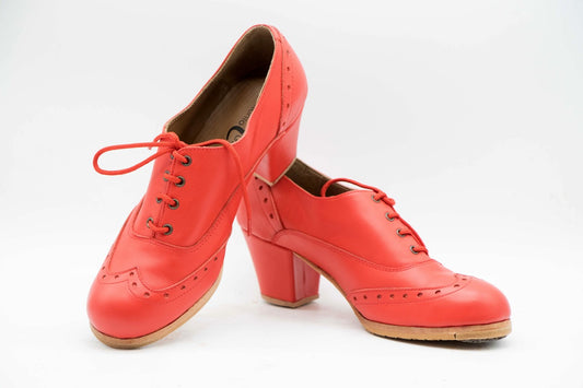 Zapatos de Flamenco profesional para mujer. Modelo Córdoba nº36. Únicos, hechos a mano por Antonio García.  Abotinado Con cordones. Fabricado en piel rojo. Tacón Cubano Barnizado de 5,5 cm. Con clavos. Suela profesional cosida con filis de microfibra para amortiguar el golpe. Duración y sonido excepcional. Uno de los últimos zapatos fabricados por el artesano