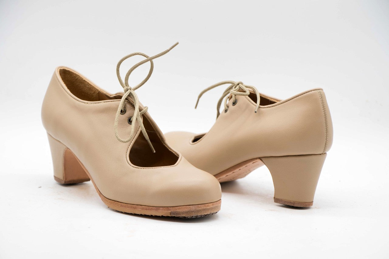 Zapatos de Flamenco profesional para mujer. Modelo Embrujo, nº34,5. Únicos, hechos a mano por Antonio García. Abierto con cordones. Fabricado en Piel Beige. Con Tacón Cubano Barnizado de 5,5 cm. Con clavos. Suela profesional cosida con filis de microfibra para amortiguar el golpe. Duración y sonido excepcional. Uno de los últimos zapatos fabricados por el artesano