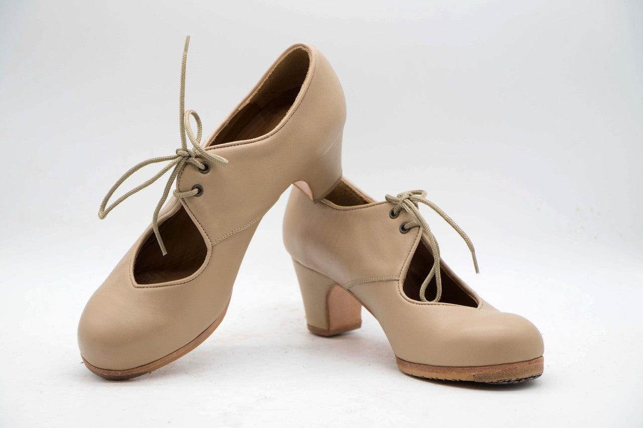 Zapatos de Flamenco profesional para mujer. Modelo Embrujo, nº34,5. Únicos, hechos a mano por Antonio García. Abierto con cordones. Fabricado en Piel Beige. Con Tacón Cubano Barnizado de 5,5 cm. Con clavos. Suela profesional cosida con filis de microfibra para amortiguar el golpe. Duración y sonido excepcional. Uno de los últimos zapatos fabricados por el artesano