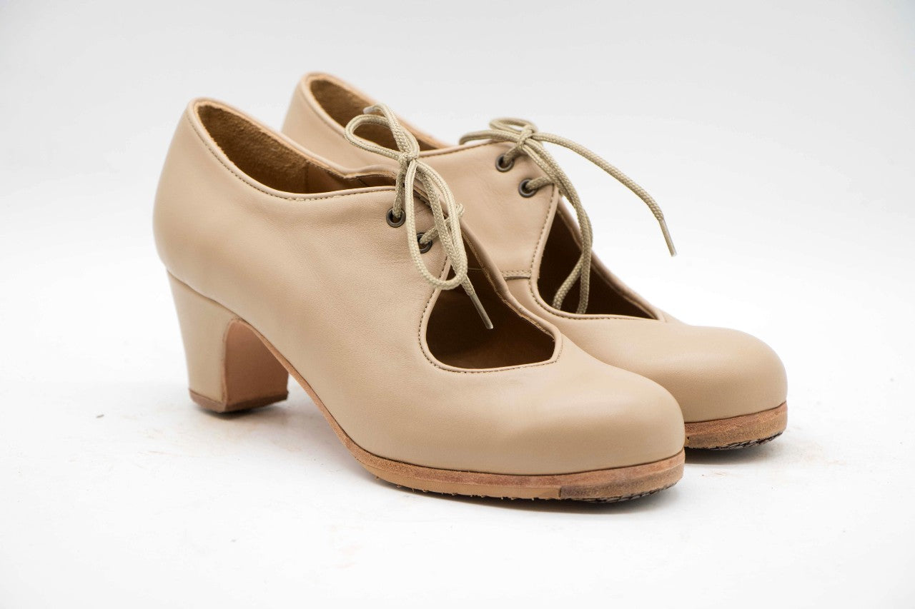 Zapatos de Flamenco profesional para mujer. Modelo Embrujo, nº34,5. Únicos, hechos a mano por Antonio García. Abierto con cordones. Fabricado en Piel Beige. Con Tacón Cubano Barnizado de 5,5 cm. Con clavos. Suela profesional cosida con filis de microfibra para amortiguar el golpe. Duración y sonido excepcional. Uno de los últimos zapatos fabricados por el artesano