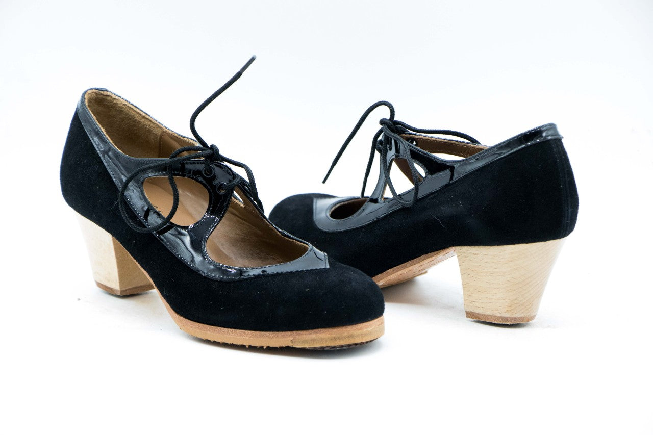 Zapatos de Flamenco profesional para mujer. Modelo Granaína, nº34,5. Únicos, hechos a mano por Antonio García. Abierto con cordones. Fabricado en Ante Negro con detalles en charol negro. Con Tacón cubano barnizado de 5,5 cm. de altura. Con clavos. Suela profesional cosida con filis de microfibra para amortiguar el golpe. Duración y sonido excepcional. Uno de los últimos zapatos fabricados por el artesano