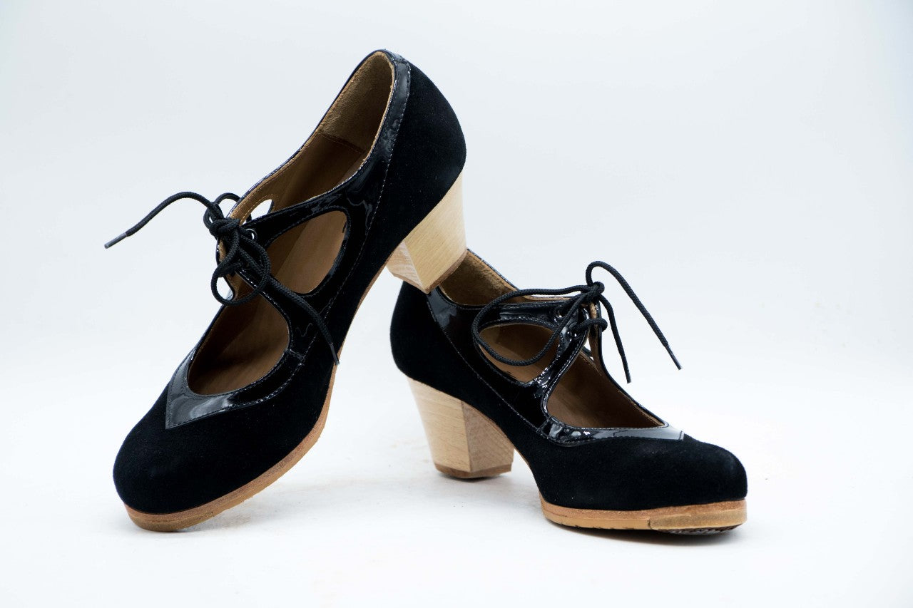 Zapatos de Flamenco profesional para mujer. Modelo Granaína, nº34,5. Únicos, hechos a mano por Antonio García. Abierto con cordones. Fabricado en Ante Negro con detalles en charol negro. Con Tacón cubano barnizado de 5,5 cm. de altura. Con clavos. Suela profesional cosida con filis de microfibra para amortiguar el golpe. Duración y sonido excepcional. Uno de los últimos zapatos fabricados por el artesano