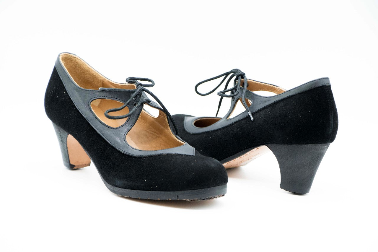 Zapatos de Flamenco profesional para mujer. Modelo Granaína, nº34,5. Únicos, hechos a mano por Antonio García. Abierto con cordones. Fabricado en Ante Negro con detalles en piel gris. Con Tacón nº0 teñido en negro de 6,5 cm. de altura. Con clavos. Suela profesional cosida con filis de microfibra para amortiguar el golpe. Duración y sonido excepcional. Uno de los últimos zapatos fabricados por el artesano