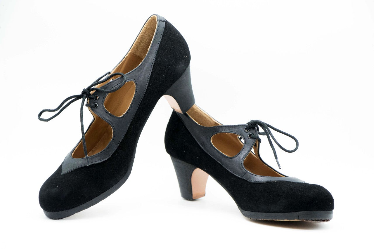 Zapatos de Flamenco profesional para mujer. Modelo Granaína, nº34,5. Únicos, hechos a mano por Antonio García. Abierto con cordones. Fabricado en Ante Negro con detalles en piel gris. Con Tacón nº0 teñido en negro de 6,5 cm. de altura. Con clavos. Suela profesional cosida con filis de microfibra para amortiguar el golpe. Duración y sonido excepcional. Uno de los últimos zapatos fabricados por el artesano