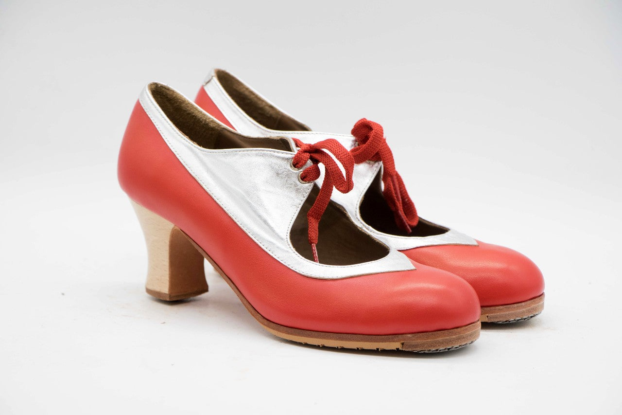 Zapatos de Flamenco profesional para mujer. Modelo Granaína sin calar. Nº38. Únicos, hechos a mano por Antonio García.  Con cordones semiabierto. Fabricado en piel rojo y  con detalle de la cordonera en plata. Tacón Semicarrete Barnizado de 6,5 cm. Con clavos. Suela profesional cosida con filis de microfibra para amortiguar el golpe. Duración y sonido excepcional. Uno de los últimos zapatos fabricados por el artesano