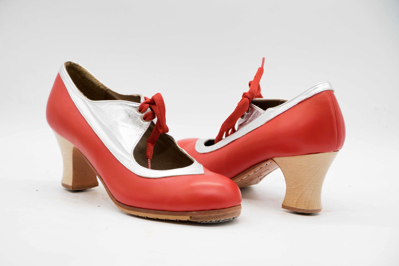 Zapatos de Flamenco profesional para mujer. Modelo Granaína sin calar. Nº38. Únicos, hechos a mano por Antonio García.  Con cordones semiabierto. Fabricado en piel rojo y  con detalle de la cordonera en plata. Tacón Semicarrete Barnizado de 6,5 cm. Con clavos. Suela profesional cosida con filis de microfibra para amortiguar el golpe. Duración y sonido excepcional. Uno de los últimos zapatos fabricados por el artesano