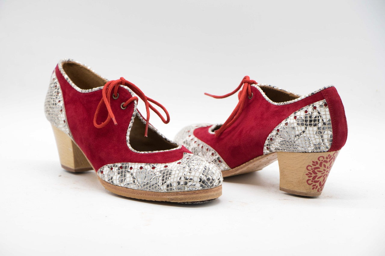 Zapatos de Flamenco profesional para mujer. Modelo Martinete. nº35,5. Únicos, hechos a mano por Antonio García.  Con cordones. Fabricado en ante rojo con detalles en piel especial. Con Tacón Cubano con un Mandala rojo pintado a mano barnizado de 5,5 cm de altura. Con clavos. Suela profesional cosida con filis de microfibra para amortiguar el golpe. Duración y sonido excepcional. Uno de los últimos zapatos fabricados por el artesano.