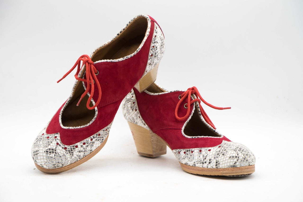 Zapatos de Flamenco profesional para mujer. Modelo Martinete. nº35,5. Únicos, hechos a mano por Antonio García.  Con cordones. Fabricado en ante rojo con detalles en piel especial. Con Tacón Cubano con un Mandala rojo pintado a mano barnizado de 5,5 cm de altura. Con clavos. Suela profesional cosida con filis de microfibra para amortiguar el golpe. Duración y sonido excepcional. Uno de los últimos zapatos fabricados por el artesano.