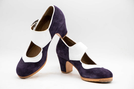 Zapatos de Flamenco profesional para mujer. Modelo Mirabrás. nº36. Únicos, hechos a mano por Antonio García.  Con correa inclinada Ancha. Fabricado en ante morado con detalles en piel blanco. Tacón nº0 forrado en ante morado de 6,5 cm. Con clavos. Suela profesional cosida con filis de microfibra para amortiguar el golpe. Duración y sonido excepcional. Uno de los últimos zapatos fabricados por el artesano.