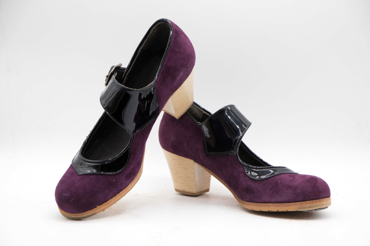 Zapatos de Flamenco profesional para mujer. Modelo Mirabrás. nº36. Únicos, hechos a mano por Antonio García.  Con correa inclinada Ancha. Fabricado en ante violeta con detalles en charol negro. Tacón cubano Barnizado de 5,5 cm. Con clavos. Suela profesional cosida con filis de microfibra para amortiguar el golpe. Duración y sonido excepcional. Uno de los últimos zapatos fabricados por el artesano.