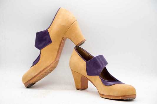 Zapatos de Flamenco profesional para mujer. Modelo Mirabrás. nº38. Únicos, hechos a mano por Antonio García.  Con correa inclinada Ancha. Fabricado en ante camel con detalles en piel morada. Tacón cubano Barnizado de 5,5 cm. Con clavos. Suela profesional cosida con filis de microfibra para amortiguar el golpe. Duración y sonido excepcional. Uno de los últimos zapatos fabricados por el artesano.