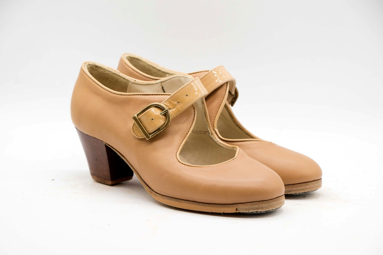 Zapatos de Flamenco profesional para mujer. Modelo Soleá Nº35,5. Únicos, hechos a mano por Antonio García.  Con correa ancha. Fabricado en piel beige con detalles en charol beige. Con Tacón Cubano teñido en palo santo de 5,5 cm. Con clavos. Suela profesional cosida con filis de microfibra para amortiguar el golpe. Duración y sonido excepcional. Uno de los últimos zapatos fabricados por el artesano.