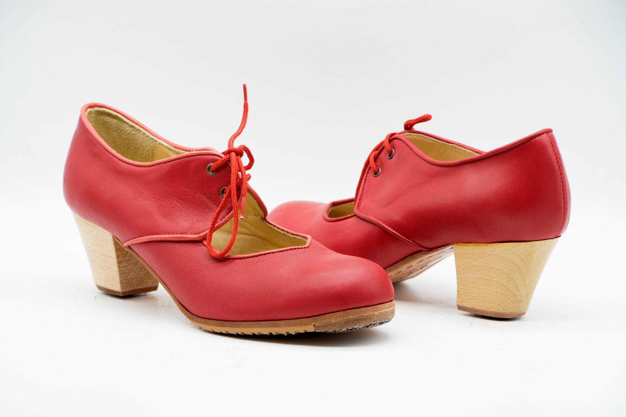 Zapatos de Flamenco profesional para mujer. Modelo Tientos, nº34. Únicos, hechos a mano por Antonio García.  Con cordones. Fabricado en Piel rojo. Con Tacón Cubano Barnizado de 5,5 cm. Con clavos. Suela profesional cosida con filis de microfibra para amortiguar el golpe. Duración y sonido excepcional. Uno de los últimos zapatos fabricados por el artesano.
