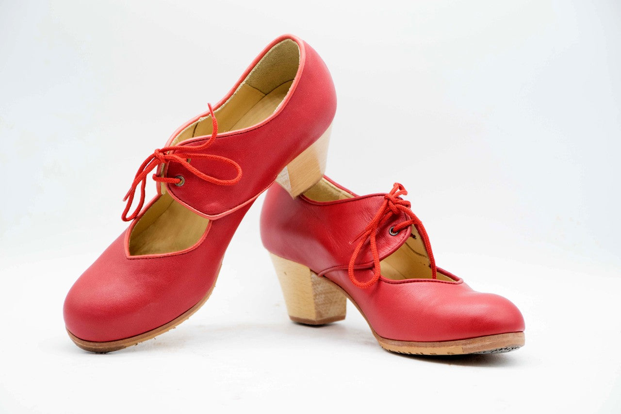 Zapatos de Flamenco profesional para mujer. Modelo Tientos, nº34. Únicos, hechos a mano por Antonio García.  Con cordones. Fabricado en Piel rojo. Con Tacón Cubano Barnizado de 5,5 cm. Con clavos. Suela profesional cosida con filis de microfibra para amortiguar el golpe. Duración y sonido excepcional. Uno de los últimos zapatos fabricados por el artesano.