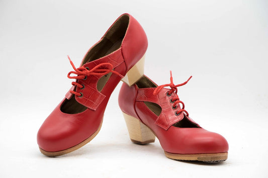 Zapatos de Flamenco profesional para mujer. Modelo Tronío, nº35. Únicos, hechos a mano por Antonio García.  Con cordones. Fabricado en Piel rojo con cordonera en Coco rojo. Con Tacón Cubano Barnizado de 5,5 cm. Con clavos. Suela profesional cosida con filis de microfibra para amortiguar el golpe. Duración y sonido excepcional. Uno de los últimos zapatos fabricados por el artesano. 
