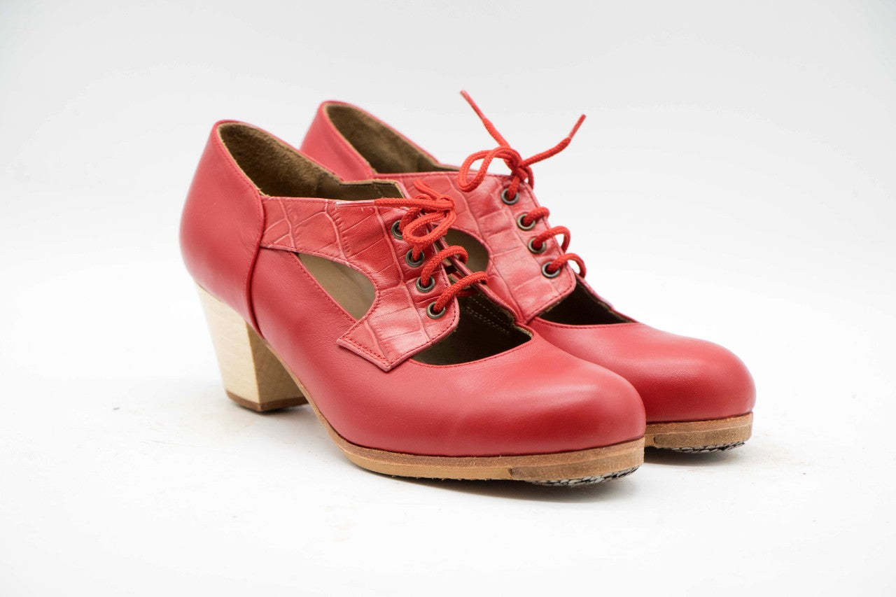 Zapatos de Flamenco profesional para mujer. Modelo Tronío, nº35. Únicos, hechos a mano por Antonio García.  Con cordones. Fabricado en Piel rojo con cordonera en Coco rojo. Con Tacón Cubano Barnizado de 5,5 cm. Con clavos. Suela profesional cosida con filis de microfibra para amortiguar el golpe. Duración y sonido excepcional. Uno de los últimos zapatos fabricados por el artesano. 