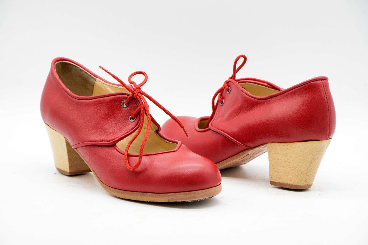 Zapatos de Flamenco profesional para mujer. Modelo Tientos. nº35,5. Únicos, hechos a mano por Antonio García.  Con cordones. Fabricado en piel rojo. Con Tacón Cubano Barnizado de 5,5 cm. Con clavos. Suela profesional cosida con filis de microfibra para amortiguar el golpe. Duración y sonido excepcional. Uno de los últimos zapatos fabricados por el artesano. 