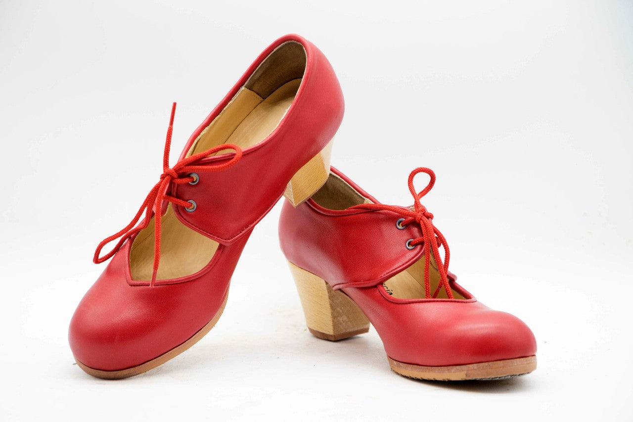 Zapatos de Flamenco profesional para mujer. Modelo Tientos. nº35,5. Únicos, hechos a mano por Antonio García.  Con cordones. Fabricado en piel rojo. Con Tacón Cubano Barnizado de 5,5 cm. Con clavos. Suela profesional cosida con filis de microfibra para amortiguar el golpe. Duración y sonido excepcional. Uno de los últimos zapatos fabricados por el artesano. 