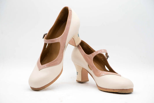 Zapatos de Flamenco profesional para mujer. Modelo Triana. Nº37. Únicos, hechos a mano por Antonio García. Con correa fina. Fabricado en Piel beige claro con detalles en charol rosado. Tacón Semicarrete con flor pintada a mano barnizado de 6,5 cm. Con clavos. Suela profesional cosida con filis de microfibra para amortiguar el golpe. Duración y sonido excepcional. Uno de los últimos zapatos fabricados por el artesano