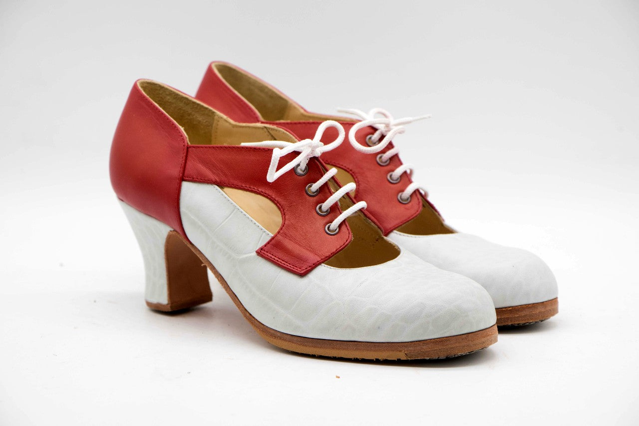 Zapatos de Flamenco profesional para mujer. Modelo Tronío, nº37. Únicos, hechos a mano por Antonio García.  Con cordones. Fabricado en coco blanco con detalles en piel rojo. Tacón Semicarrete forrado de 6,5 cm. Con clavos. Suela profesional cosida con filis de microfibra para amortiguar el golpe. Duración y sonido excepcional. Uno de los últimos zapatos fabricados por el artesano