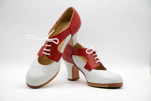 Zapatos de Flamenco profesional para mujer. Modelo Tronío, nº37. Únicos, hechos a mano por Antonio García.  Con cordones. Fabricado en coco blanco con detalles en piel rojo. Tacón Semicarrete forrado de 6,5 cm. Con clavos. Suela profesional cosida con filis de microfibra para amortiguar el golpe. Duración y sonido excepcional. Uno de los últimos zapatos fabricados por el artesano