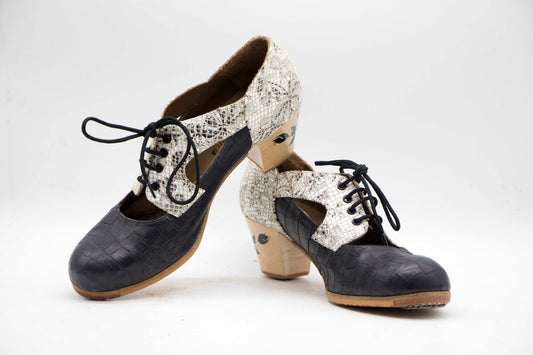 Zapatos de Flamenco profesional para mujer. Modelo Tronío, nº37. Únicos, hechos a mano por Antonio García.  Con cordones. Fabricado en coco negro y piel especial. Tacón cubano con flor pintado a mano barnizado de 5,5 cm. Con clavos. Suela profesional cosida con filis de microfibra para amortiguar el golpe. Duración y sonido excepcional. Uno de los últimos zapatos fabricados por el artesano