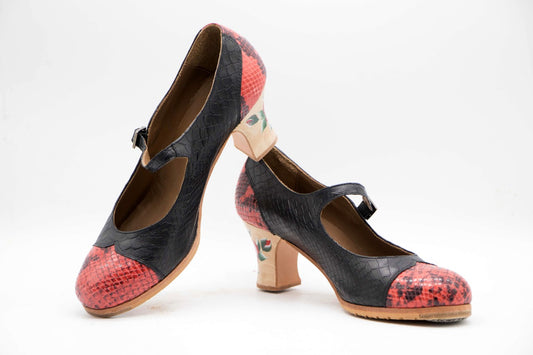 Zapatos de Flamenco profesional para mujer. Modelo Valencia, nº37. Únicos, hechos a mano por Antonio García. Fabricado en coco negro y serpiente roja y negra. Tacón Semicarrete con flor pintado a mano barnizado de 6,5 cm. Con clavos. Suela profesional cosida con filis de microfibra para amortiguar el golpe. Duración y sonido excepcional. Uno de los últimos zapatos fabricados por el artesano